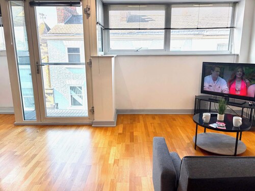 York City Centre 2 Bed Apartment with Views - Steps from Top Attraction