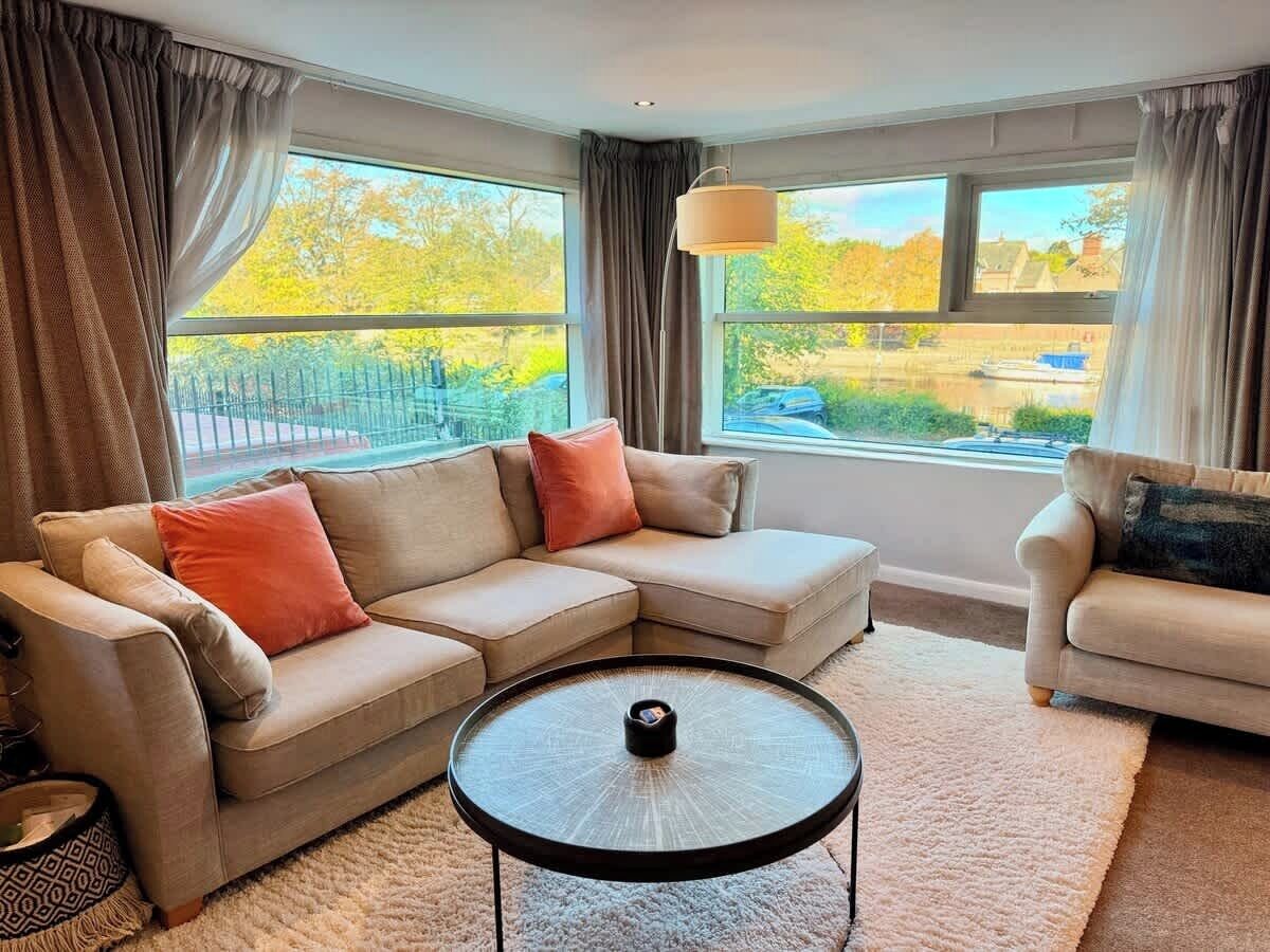 Tv, eldstad och kontor