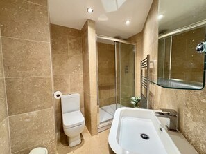 Shower, hair dryer, towels, shampoo - York City Centre Flat - River View & Free Parking (York)