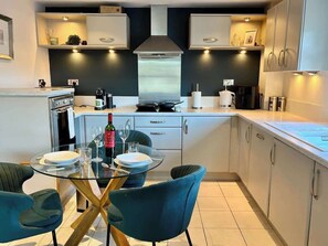 Fridge, microwave, oven, stovetop - York City Centre Flat - River View & Free Parking (York)