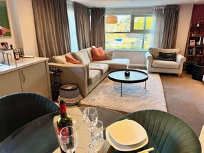 TV, fireplace, DVD player, stereo - York City Centre Flat - River View & Free Parking (York)