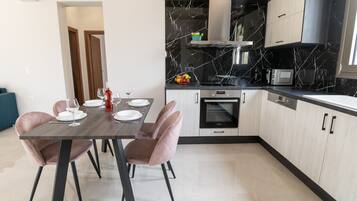 Apartamento, 2 habitaciones, fumadores, acceso a la piscina | Cocina privada | Microondas, horno, cafetera o tetera y trona infantil