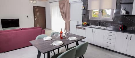Appartement, 2 chambres, fumeur, accÚs à la piscine | Cuisine privée | Four à micro-ondes, un four, cafetiÚre-théiÚre, chaise haute
