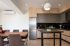 Microondas, lavavajillas, cafetera/tetera, silla alta para bebés