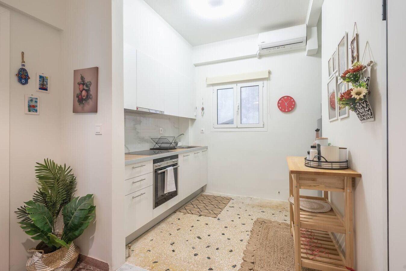 Fridge, oven, stovetop, coffee/tea maker