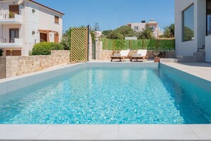Outdoor pool - Serenity Villa (Chania)