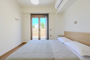 3 bedrooms, free cribs/infant beds, bed sheets