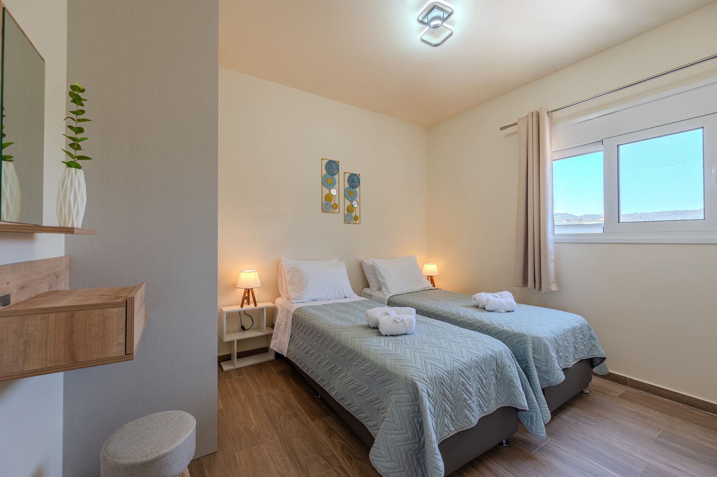 4 bedrooms, free cribs/infant beds, bed sheets