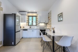 Mesin pencuci piring, mesin pembuat kopi/teh, dan kursi makan untuk bayi