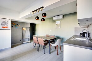 Private kitchen - Superb Family Apartment - 2 Bedrooms (Paris)
