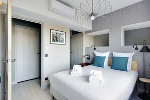 Tabla de planchar con plancha, wifi y ropa de cama 