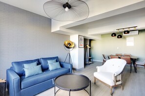 Living area - Superb Family Apartment - 2 Bedrooms (Paris)