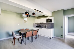 Dining - Superb Family Apartment - 2 Bedrooms (Paris)
