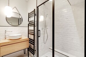 Hair dryer, towels, soap, toilet paper - Superb Family Apartment - 2 Bedrooms (Paris)