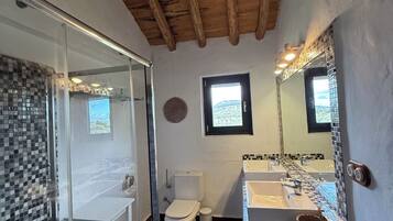 Suite, vistas a la montaña | Baño | Artículos de higiene personal gratuitos, secador de pelo y toallas