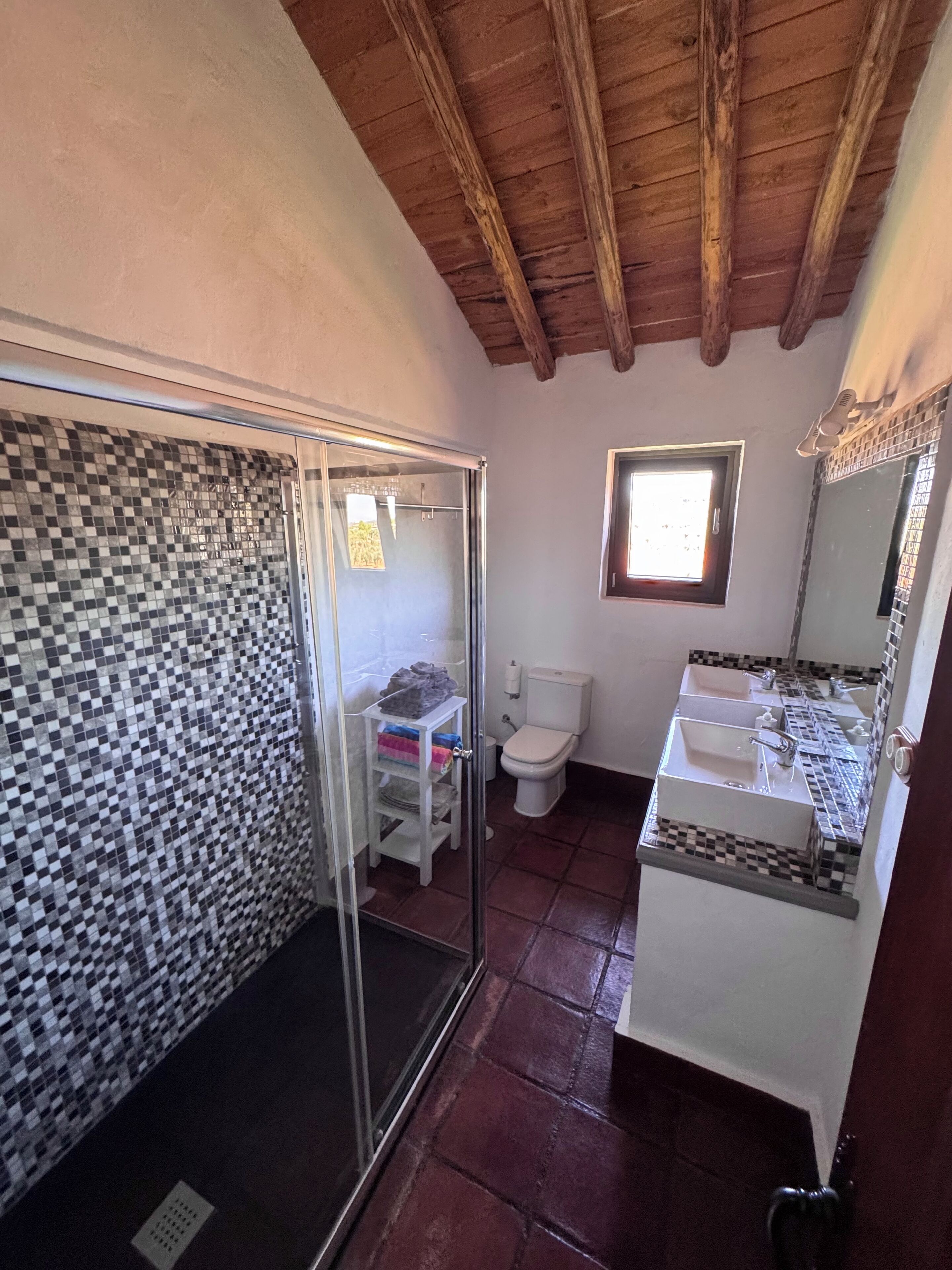 Suite, vistas a la montaña | Baño | Artículos de higiene personal gratuitos, secador de pelo y toallas