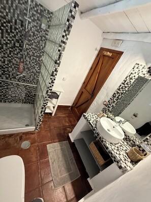 Basic Double Room, Courtyard View | Bathroom | Free toiletries, hair dryer, towels, soap - La Guzmana de Ronda (Ronda)