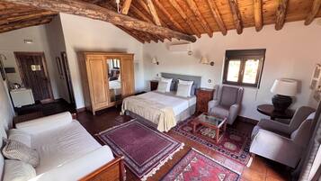 Suite, vistas a la montaña | Minibar, cunas gratuitas, wifi gratis y ropa de cama