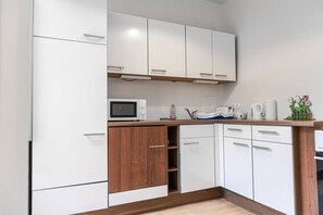 Fridge, microwave, oven, stovetop - Modern 2BR Apt. Perfect for Long and Short Stays (Wien)