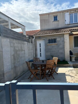 Outdoor dining - Apartment 'Appartement Au Pied Des Albères' with Mountain View, Wi-Fi and Air Conditioning (Montesquieu-des-Albères)