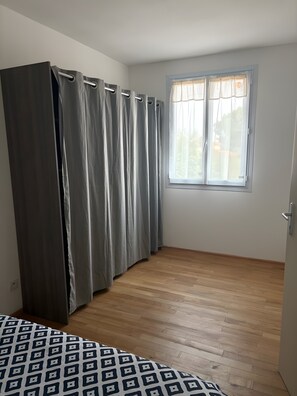 WiFi, bed sheets - Apartment 'Appartement Au Pied Des Albères' with Mountain View, Wi-Fi and Air Conditioning (Montesquieu-des-Albères)