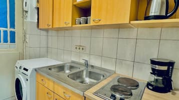 Refrigerador, placa de cocina, utensilios de cocina