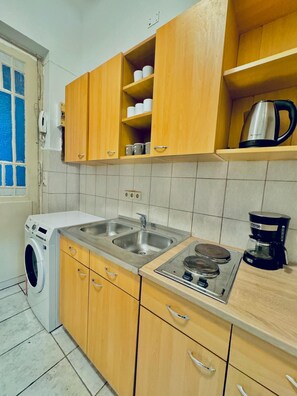 Appartamento Basic | Cucina privata | Frigorifero, piano cottura, pentole/stoviglie/utensili