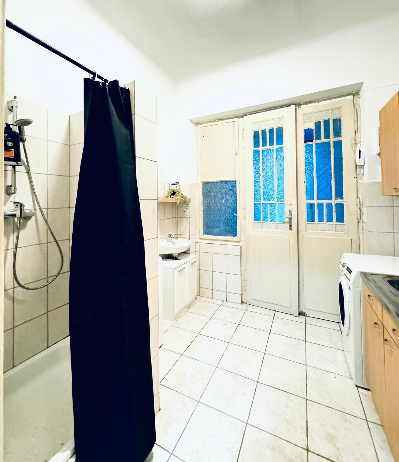 Basic Apartment | Bathroom | Shower, free toiletries, hair dryer, towels