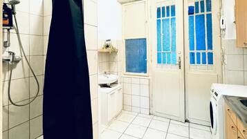 Appartamento Basic | Bagno | Doccia, set di cortesia gratuito, asciugacapelli, asciugamani