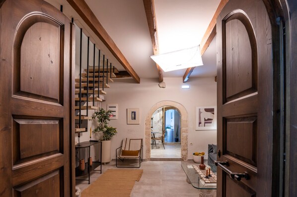 Interior - Golden Theros - Village Experience (Rethymno)