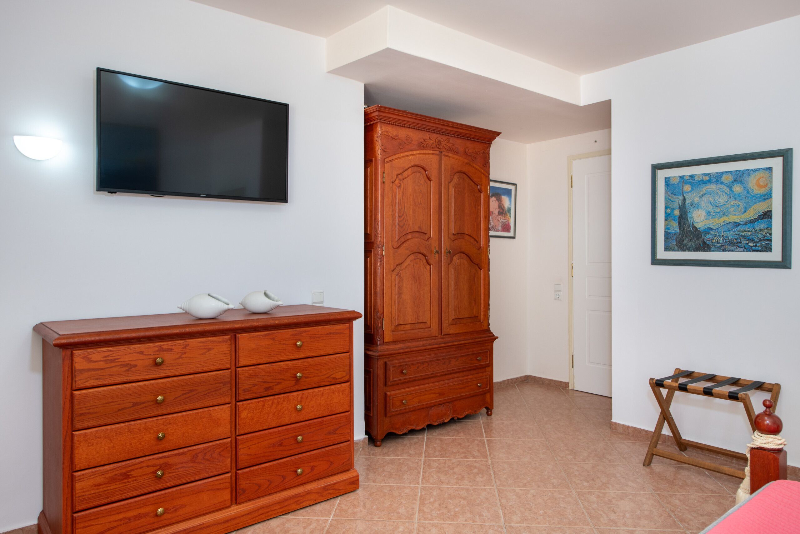 4 bedrooms, free cots/infant beds, bed sheets