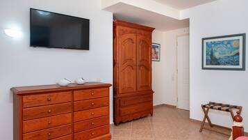 4 bedrooms, free cots/infant beds, bed sheets