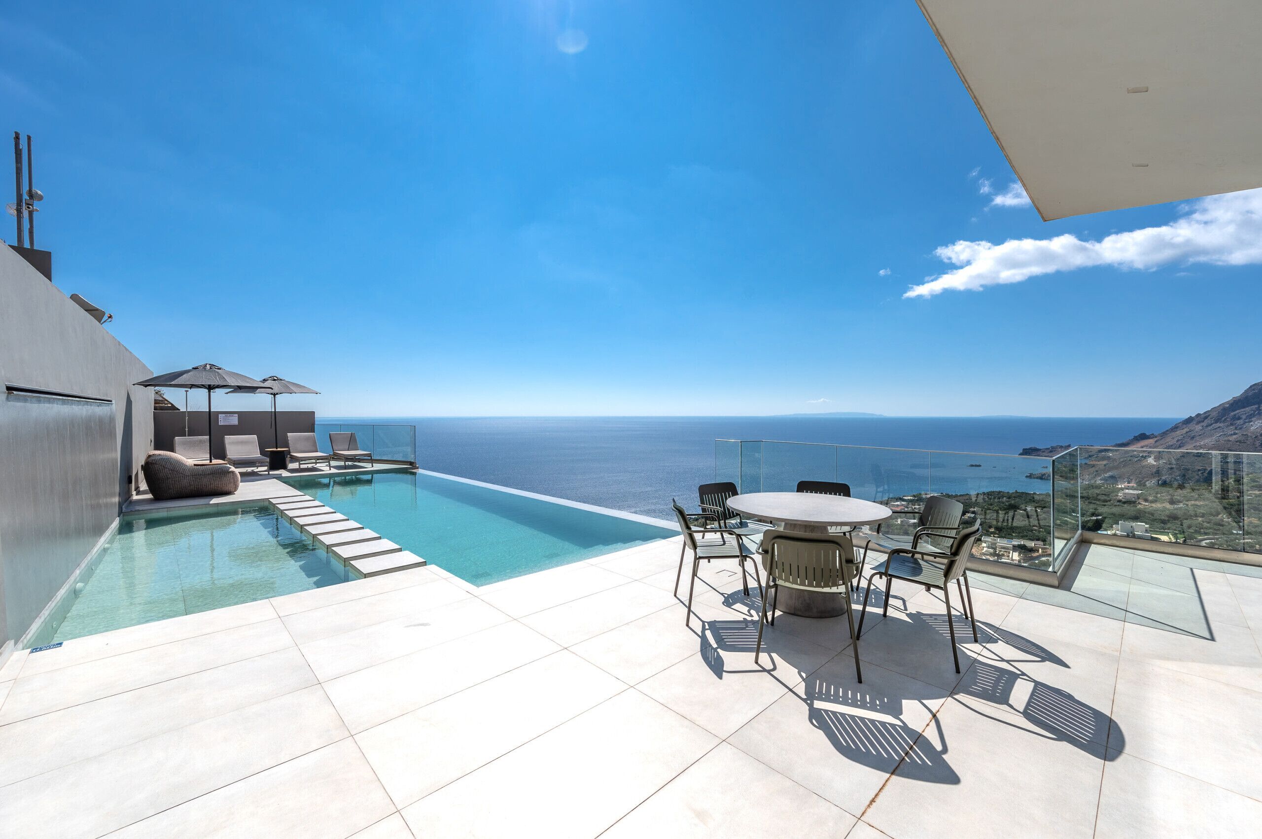 Huvila, 4 makuuhuonetta, yksityinen uima-allas, merinäköala | Parveke