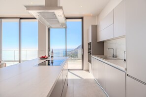 Villa, 4 soverom, privat basseng, sjøutsikt | Eget kjøkken | Kaffetrakter/tekoker, mikrobølgeovn og høy barnestol