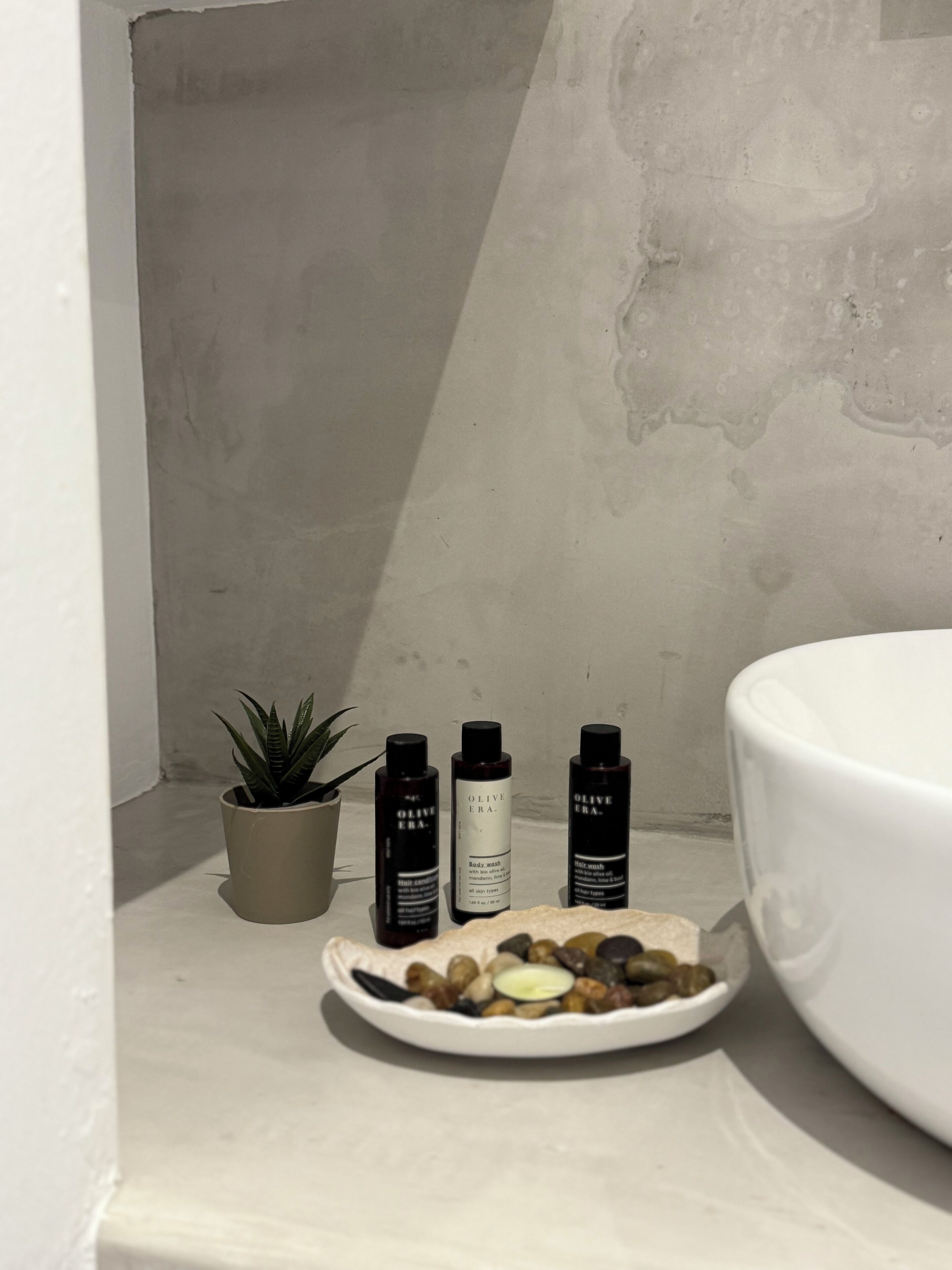 毛巾、肥皂、洗髮精、衛生紙