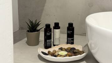 Toallas, jabón, shampoo, papel higiénico