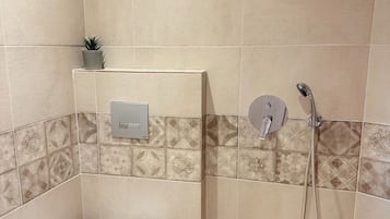 Handuk, sabun, sampo, dan tisu toilet