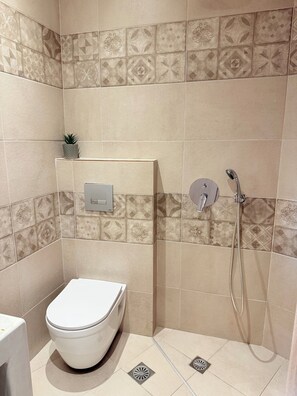 タオル、石鹸、シャンプー、トイレットペーパー