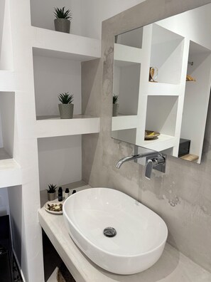 Toallas, jabón, shampoo, papel higiénico