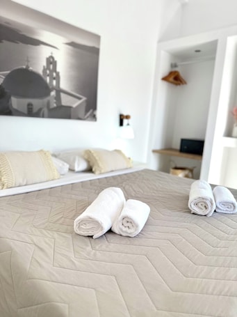 In-room safe, soundproofing, free WiFi. Fira Basement Studios