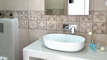 Toallas, jabón, shampoo, papel higiénico