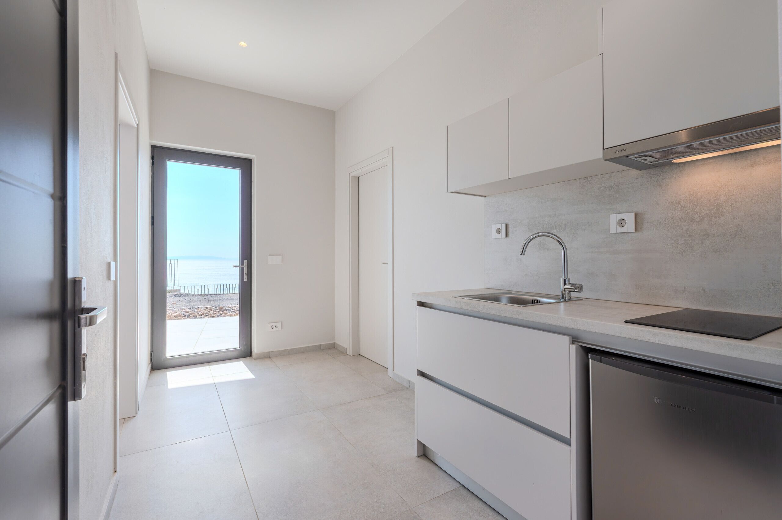 Four à micro-ondes, lave-vaisselle, cafetière-théière, chaise haute