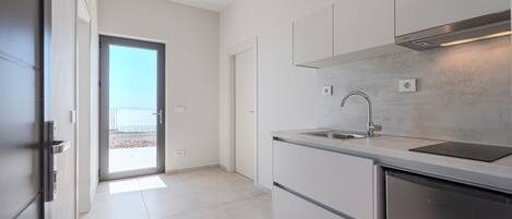 Four à micro-ondes, lave-vaisselle, cafetiÚre-théiÚre, chaise haute