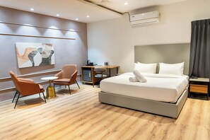 Dúplex, cocina básica (Duplex Suite with Kitchenette, 03 Bed) | Minibar, escritorio, tabla de planchar con plancha y wifi gratis