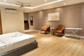 Condo, bếp nhỏ (Duplex Suite with Kitchenette, 05 Bed) | Minibar, bàn, bàn ủi/dụng cụ ủi quần áo 