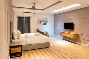 Duplex, cozinha americana (Duplex Suite with Kitchenette, 03 Bed) | Frigobar, escrivaninha, ferros/tábuas de passar roupa, Wi-Fi de cortesia
