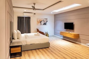 Dúplex, cocineta (Duplex Suite with Kitchenette, 03 Bed) | Minibar, escritorio, tabla de planchar con plancha y wifi gratis