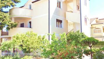 Apartment, 3 Bedrooms, Patio, Garden View | Exterior