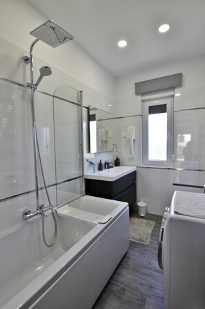 อพาร์ทเมนท์, 3 ห้องนอน, ลานระเบียง, วิวสวน | ห้องน้ำ