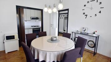 Apartment, 3 Bedrooms, Patio, Garden View | Dining room